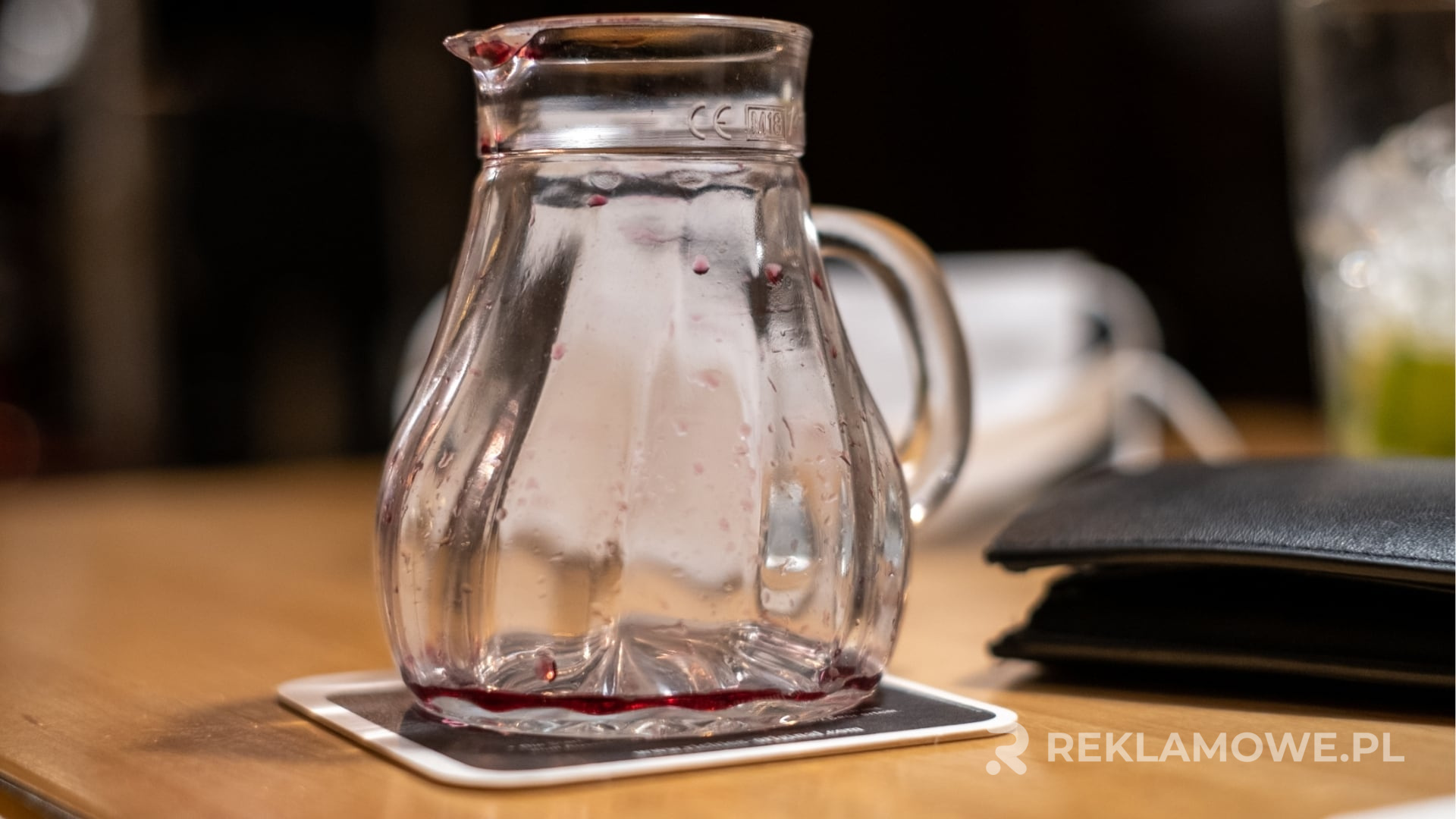 Ekologiczna karafka reklamowa na tle naturalnego drewna