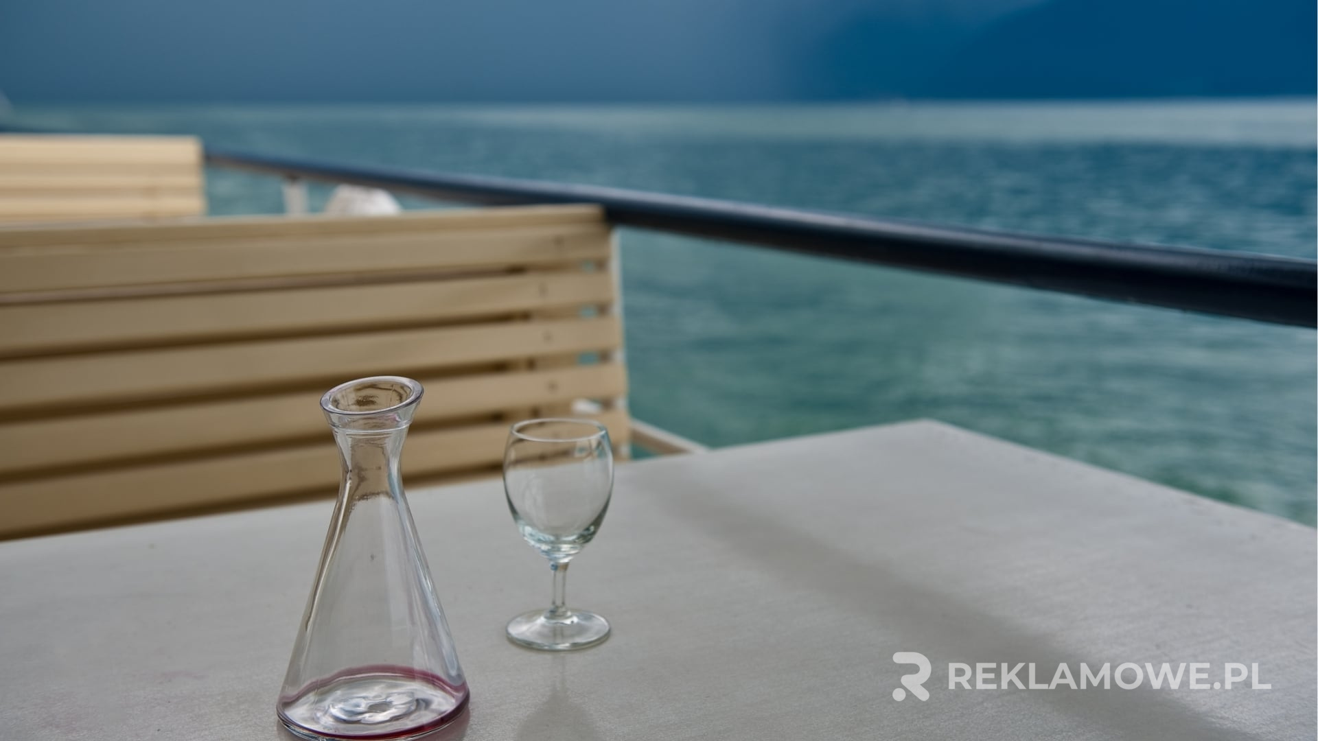 Ekologiczne karafki reklamowe stosowane w promocji biznesu