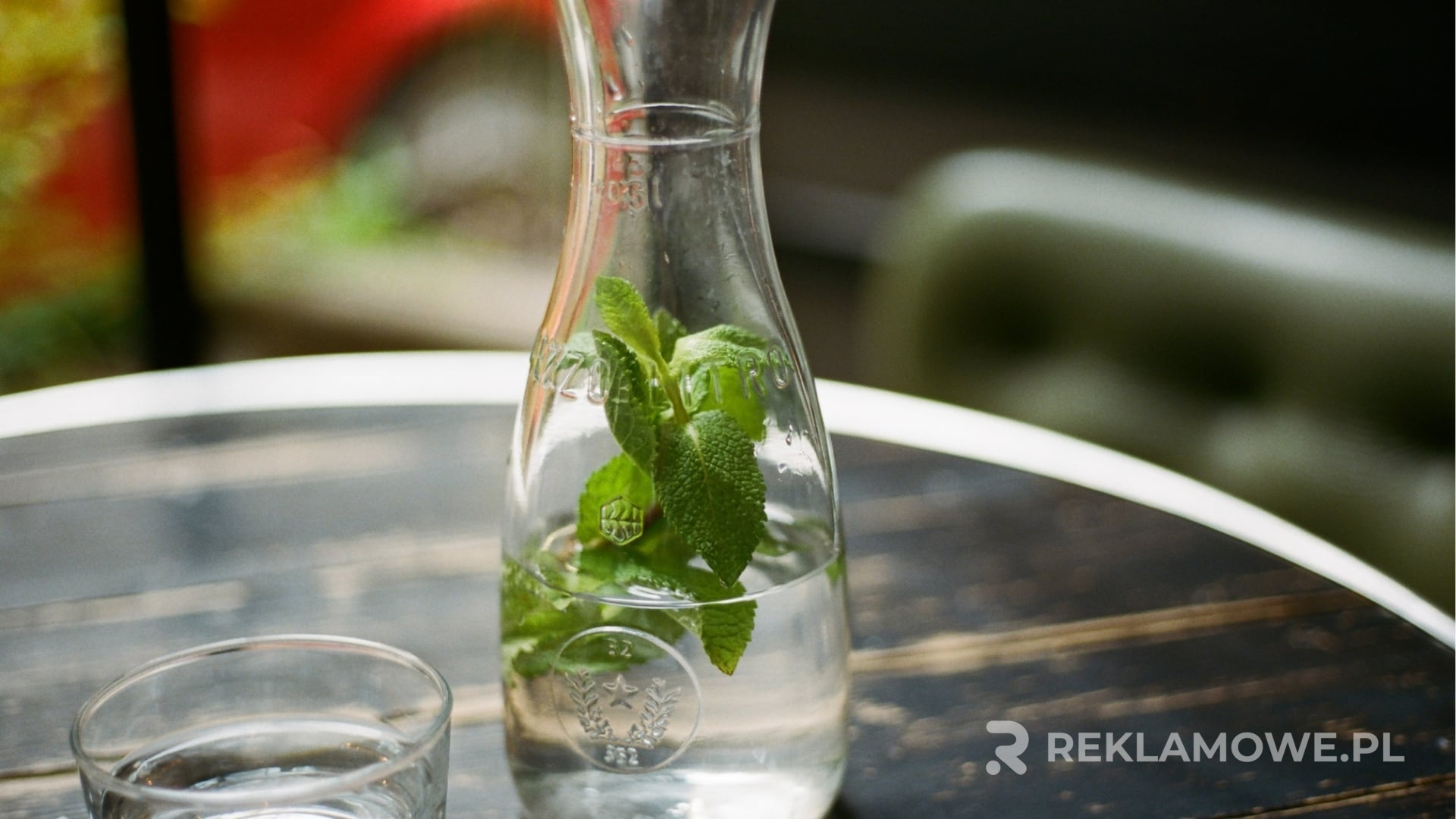 Nowoczesne karafki reklamowe w kontekście designu