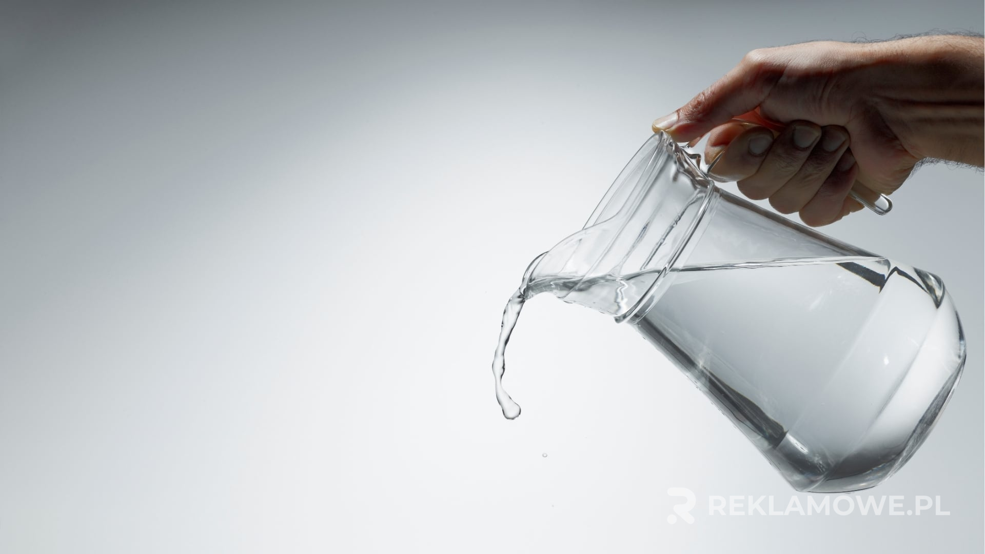 Inwestycja w jakościowe karafki reklamowe – warto? Elegancka karafka reklamowa na stole