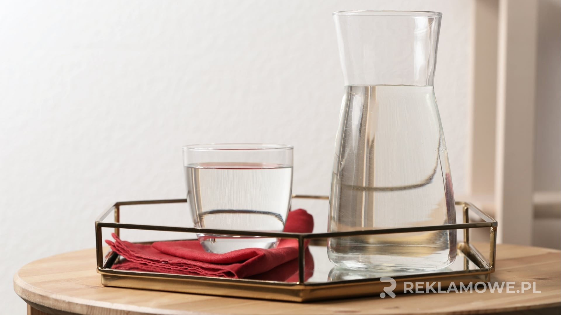 Karafki Reklamowe w Biznesie – Budowanie Relacji z Klientem Karafka reklamowa umieszczona na stole podczas spotkania biznesowego