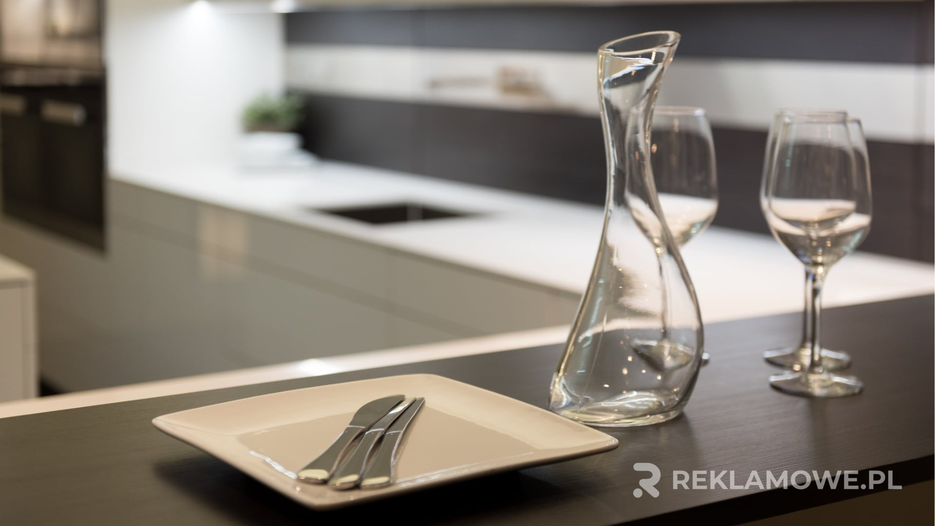 Karafka reklamowa na stole