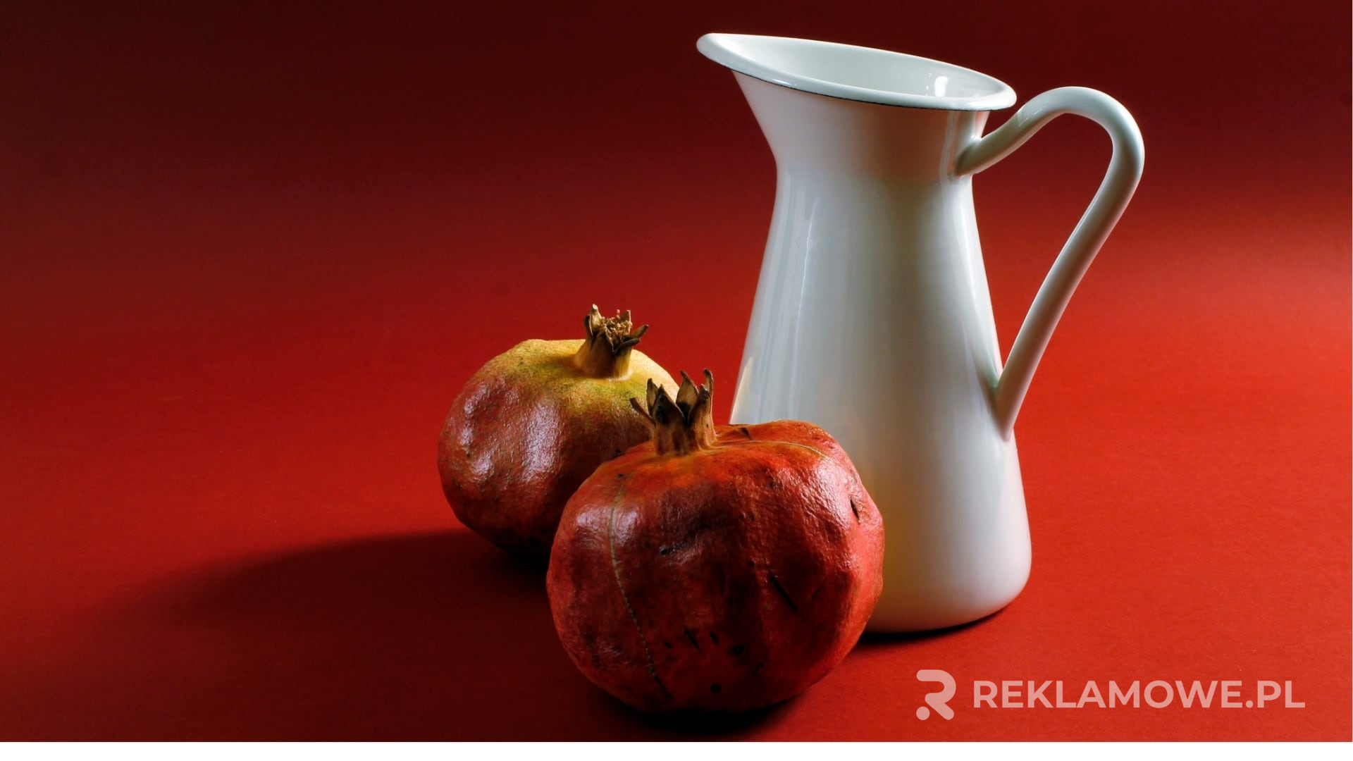 Szklana karafka reklamowa na stole