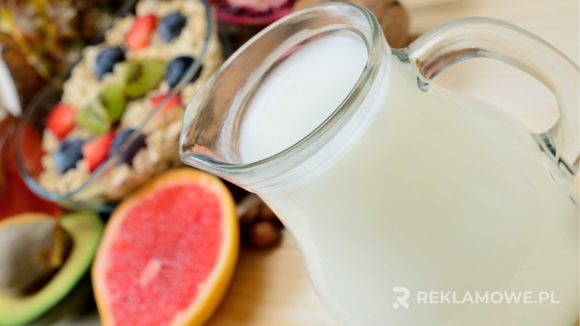 Karafka reklamowa stojąca na stole w eleganckim otoczeniu