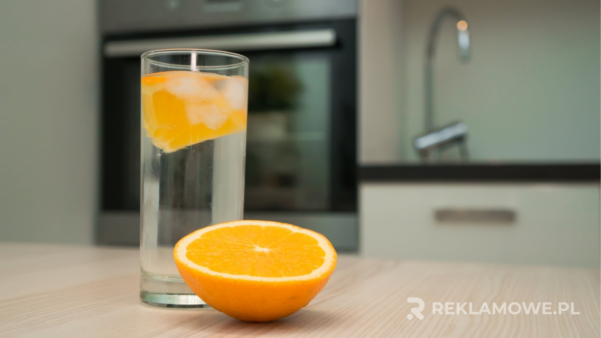 Karafka reklamowa używana w kampanii świątecznej