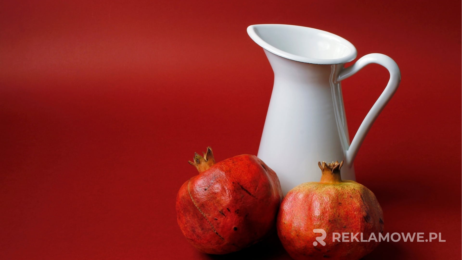 Karafka reklamowa a inne upominki promocyjne – porównanie Karafka reklamowa obok innych upominków promocyjnych