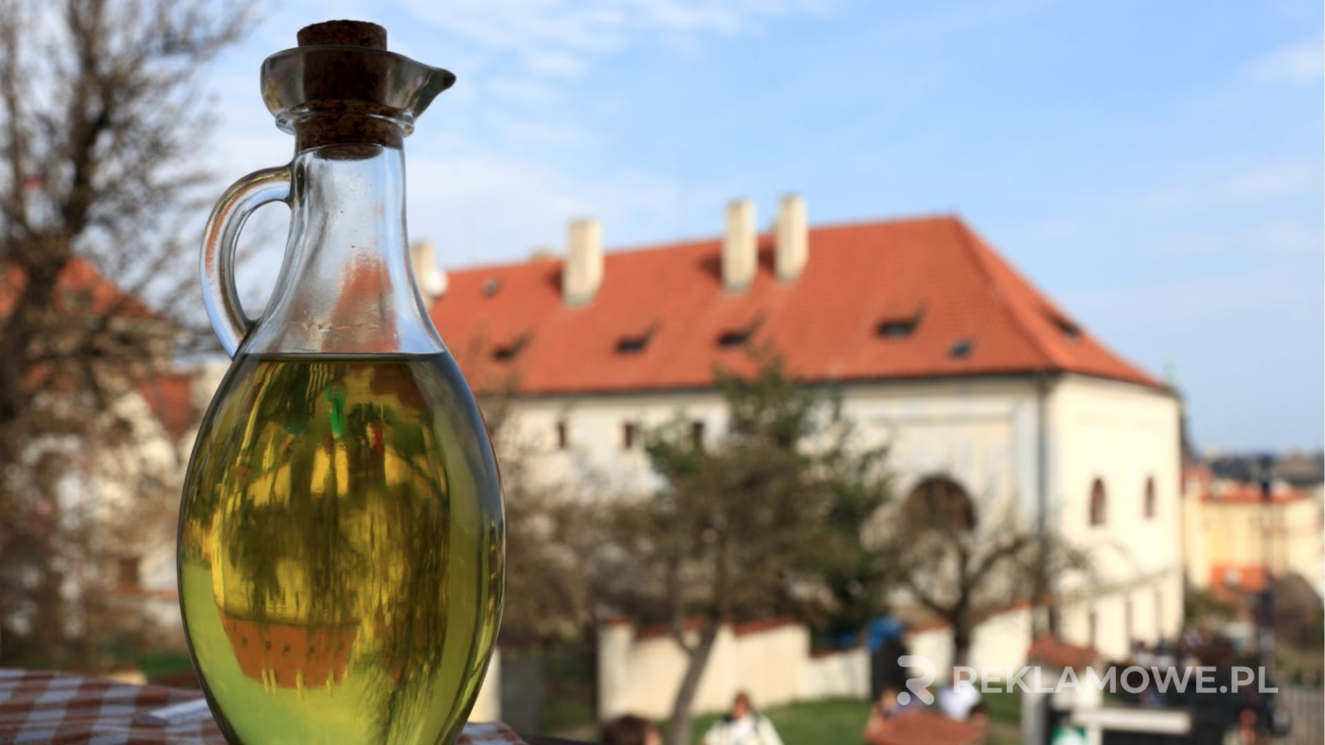 Karafki reklamowe i inne gadżety promocyjne – porównanie wyboru