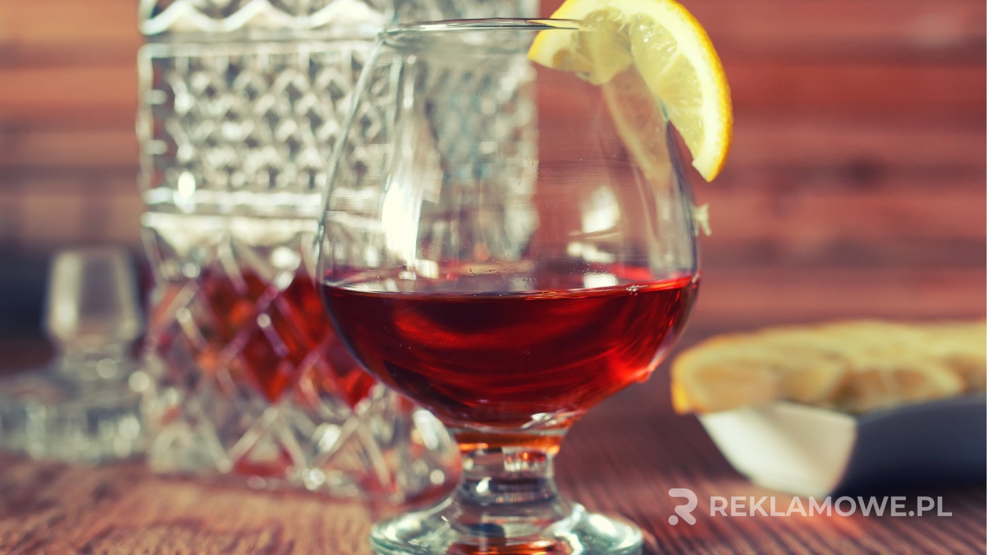 Karafki reklamowe w kontekście strategii promocyjnej