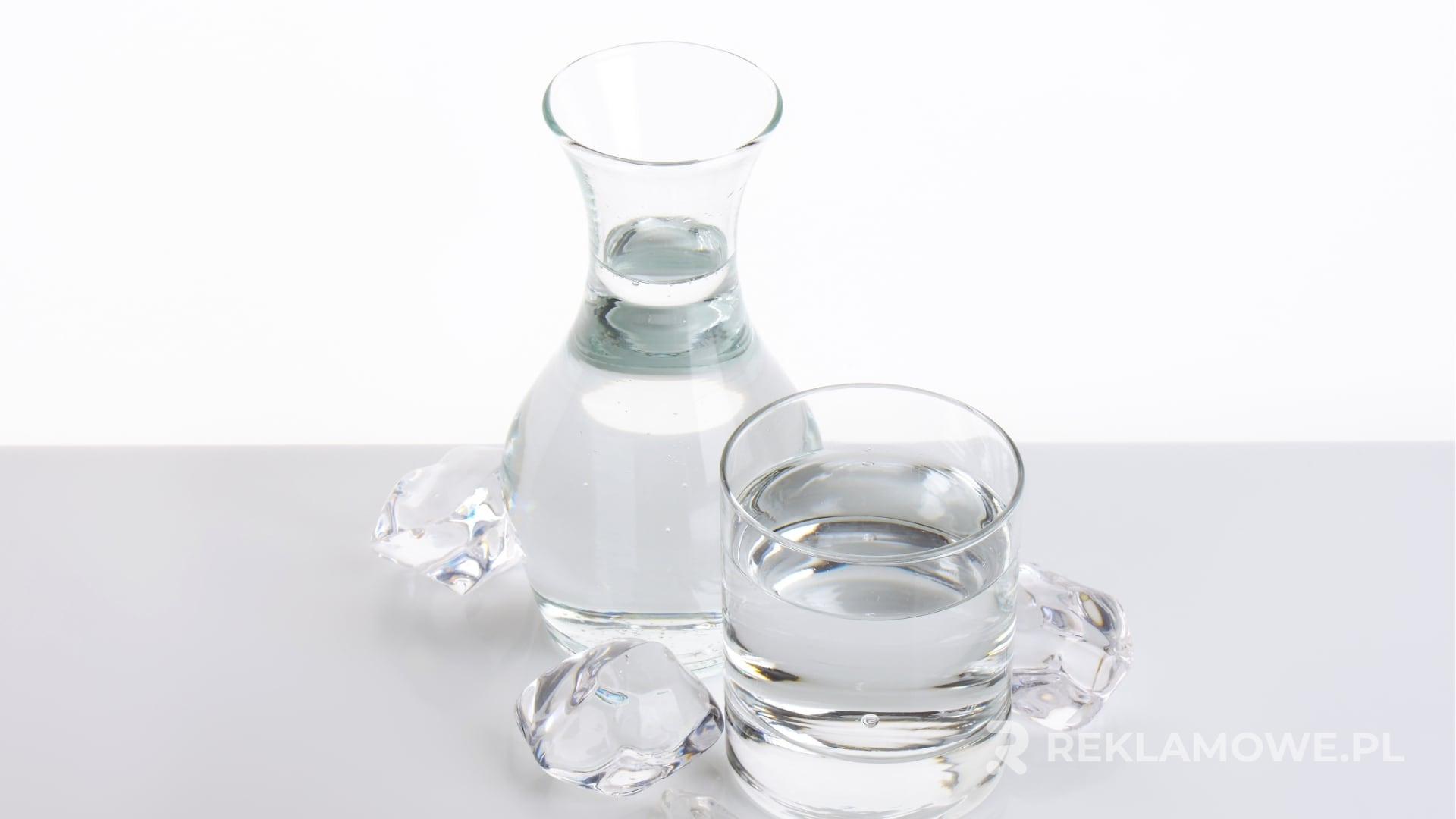 Karafki reklamowe na stole