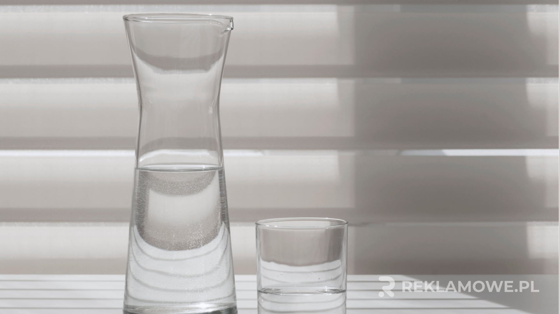 Zastosowanie Karafek Reklamowych w Branży Hotelarskiej Karafki reklamowe na stole w pokoju hotelowym