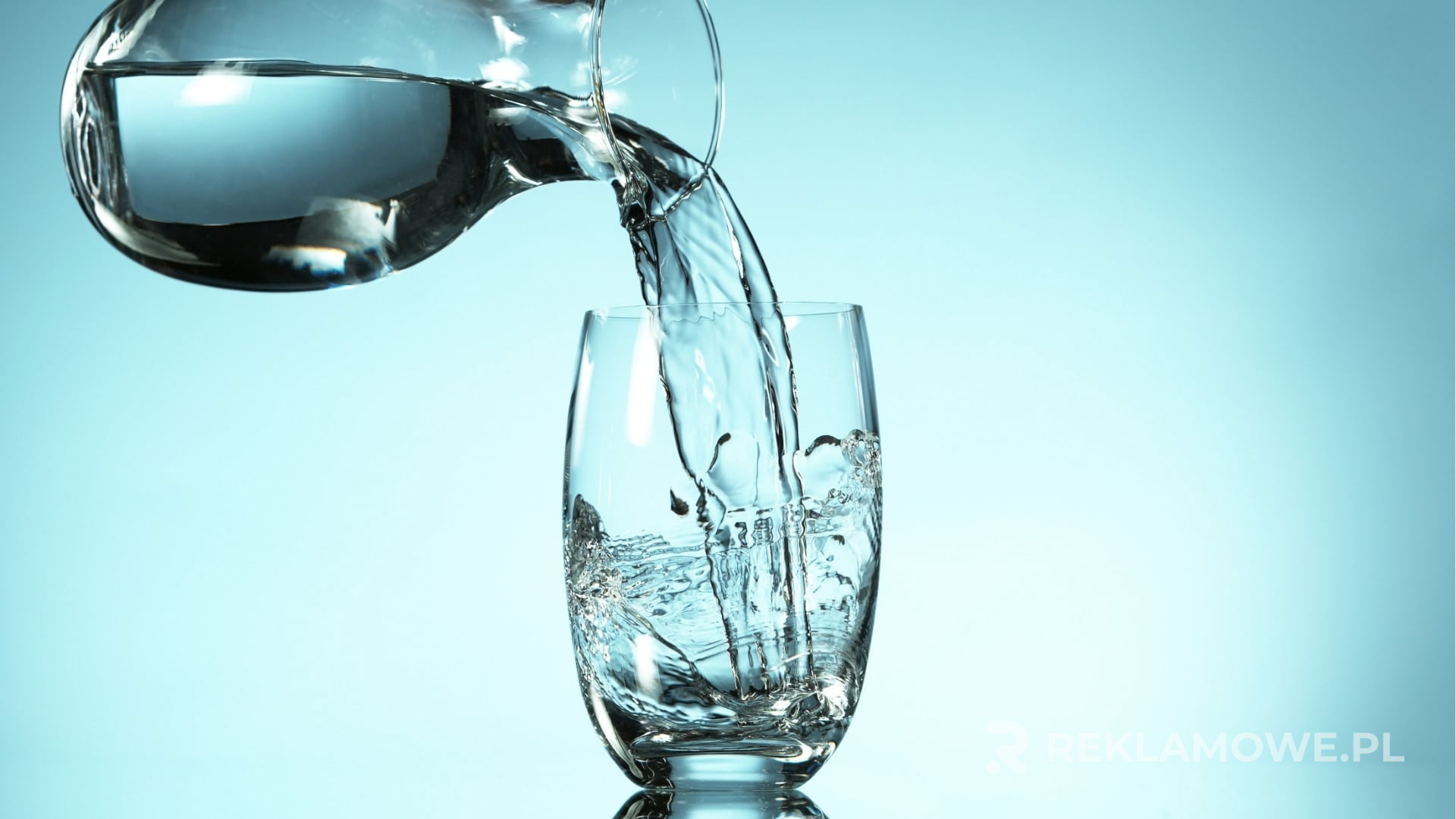 Personalizowana karafka reklamowa na biurku