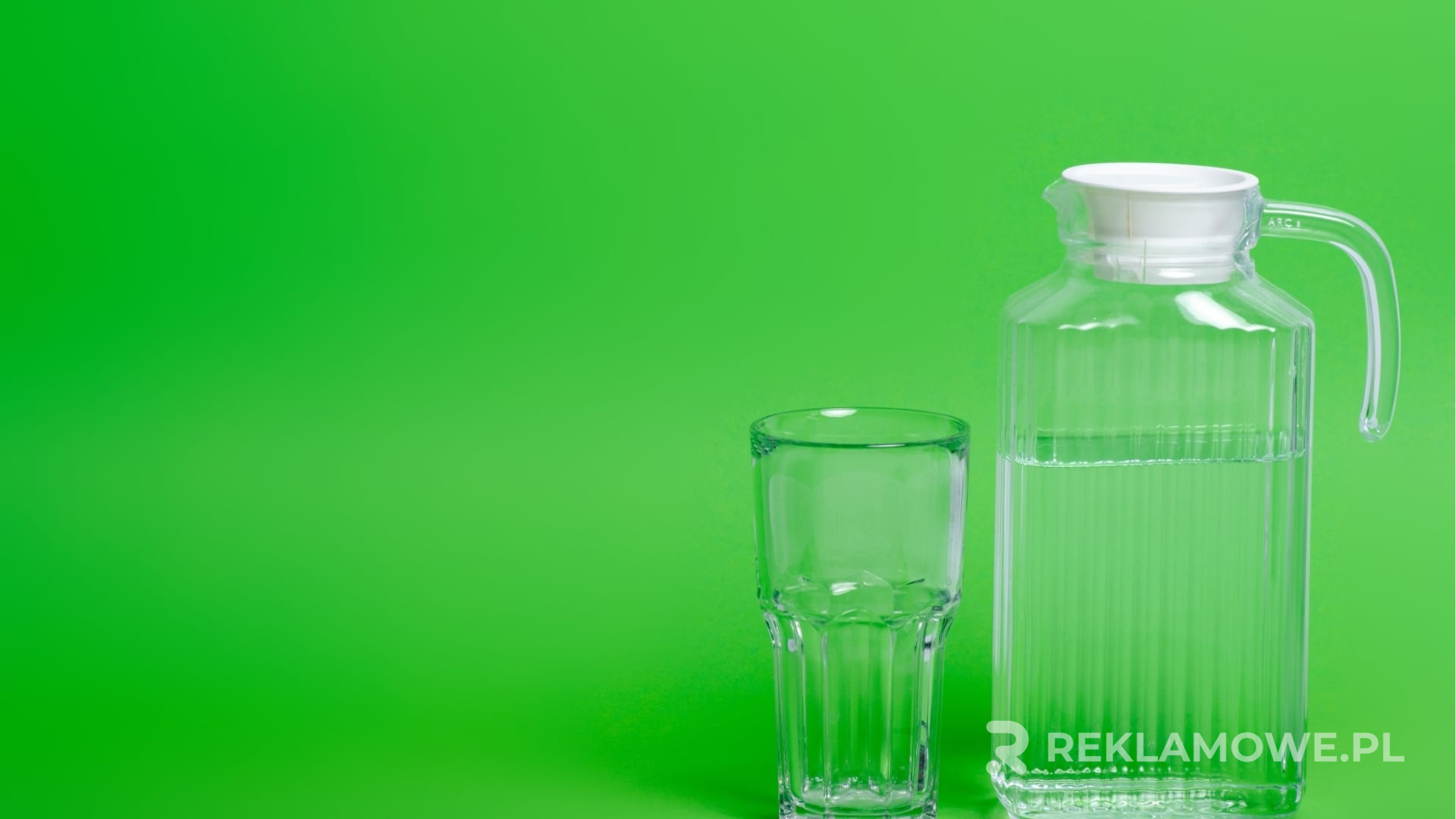 Efektywne zarządzanie zapasami karafek reklamowych Zapasy karafek reklamowych na półce w magazynie
